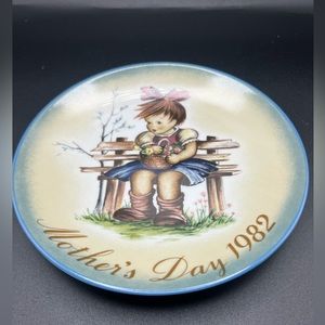 Berta Hummel “1982 Mother’s Day” Collectors Plate- By Schmid